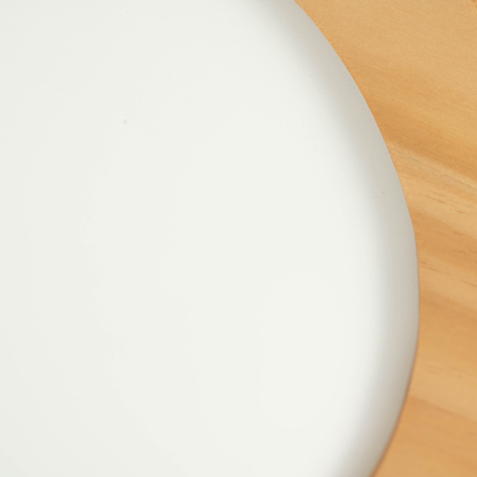 LED taklampe Joren tre CCT dimbar med fjernkontroll med tre og hvit overflate