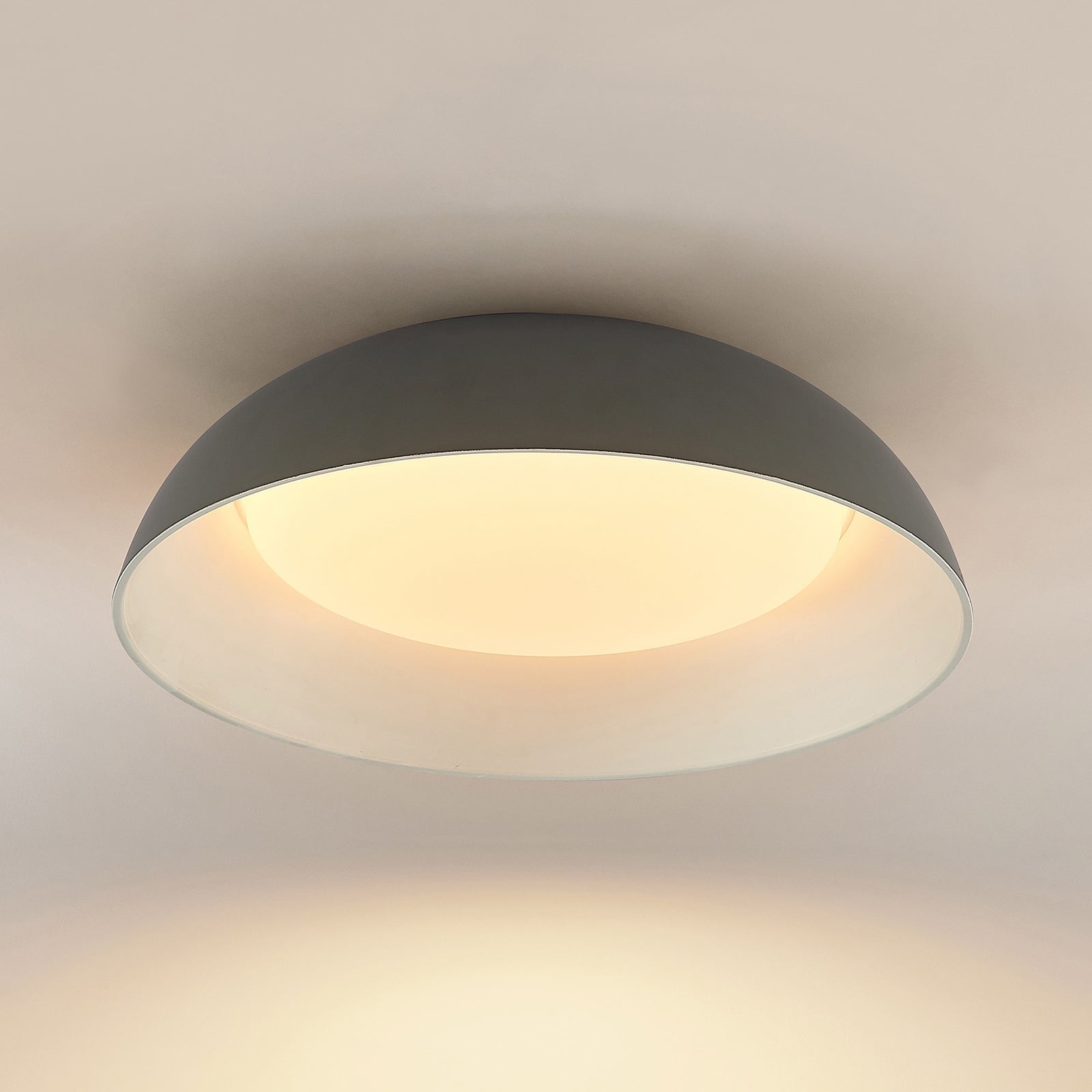 LED taklampe Juliven grå aluminium detalj på akrylskjerm