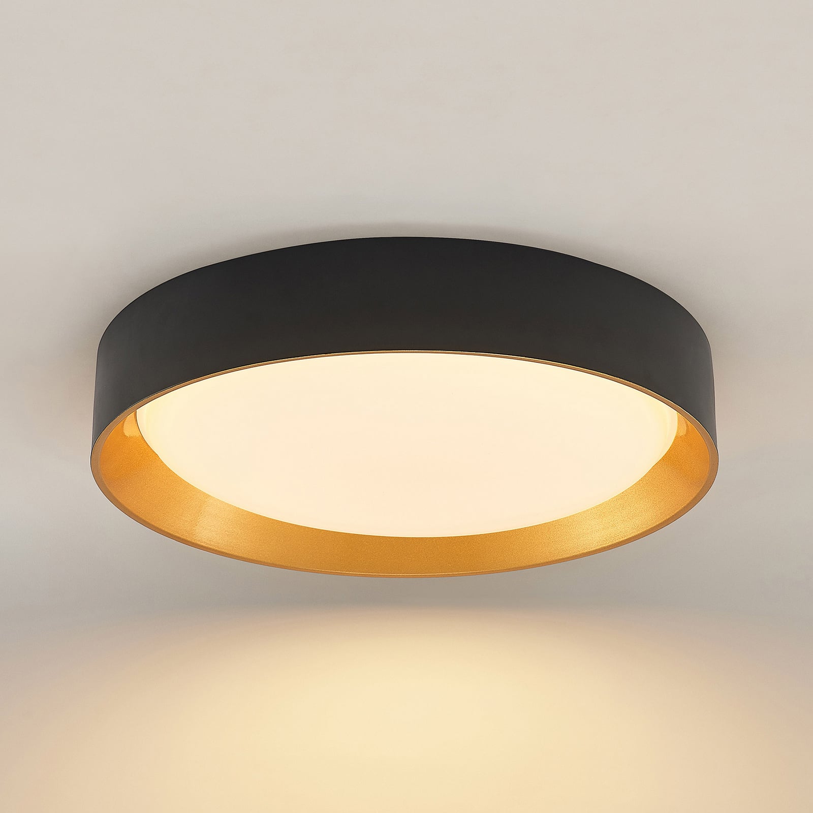 LED taklampe Kambia svart/gull aluminium nærbilde av lys