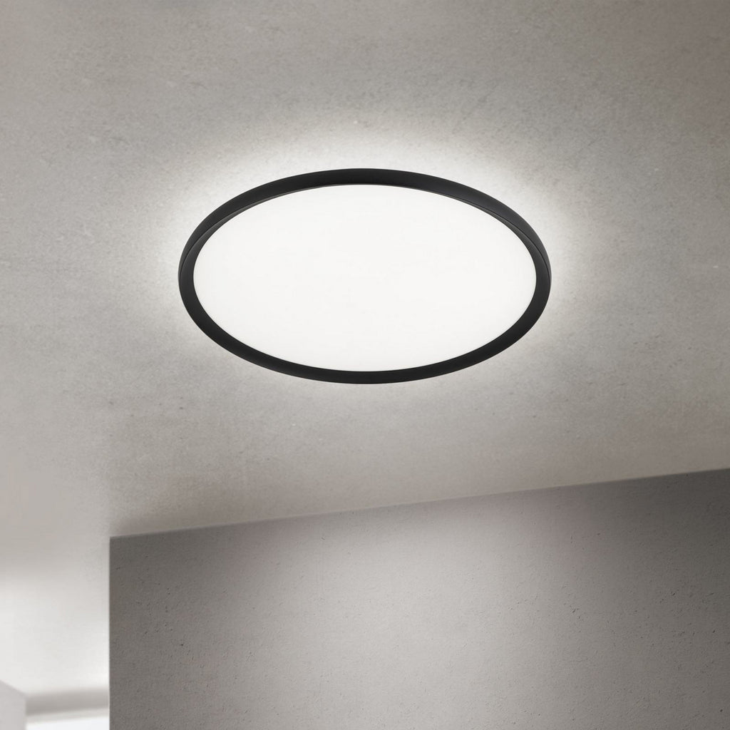 LED taklampe Kant svart Ø60 cm CCT dimbar 43W montert i stue