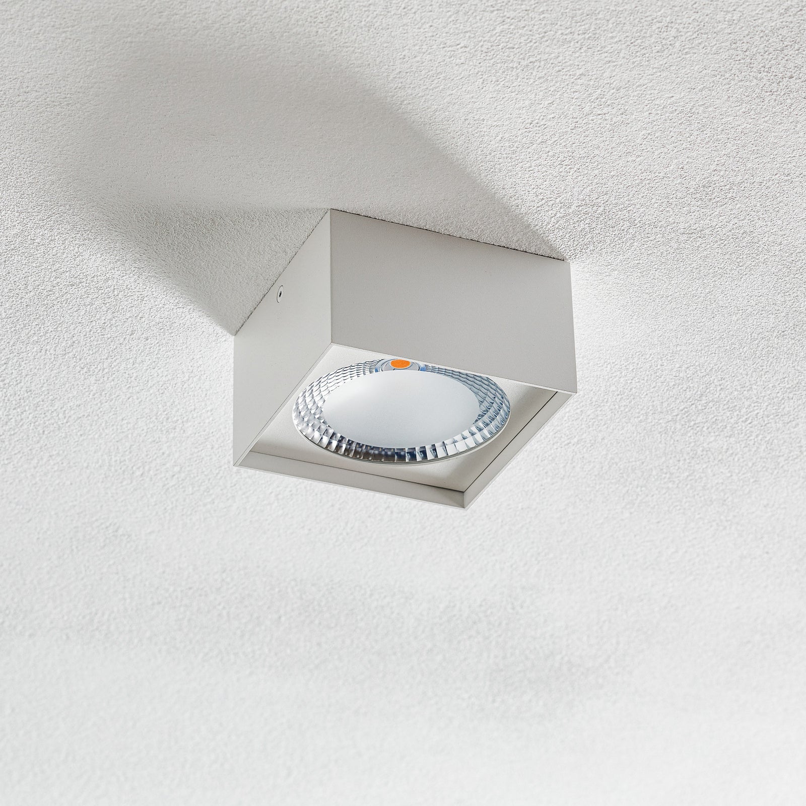 LED taklampe Kari kvadratisk matt hvit nærbilde