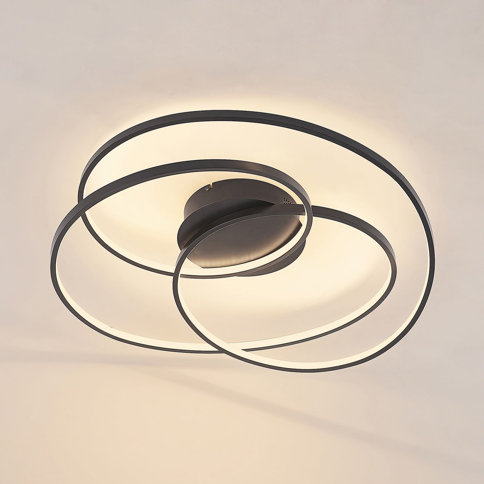 LED taklampe Kateryna dimbar svart Ø60 cm 36W varmhvit nærbilde av lys