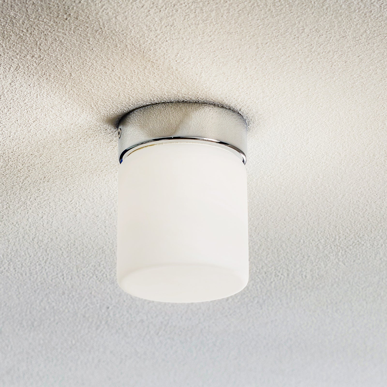 LED taklampe Keto sylinder krom opalglass Ø10 cm IP44 forfra
