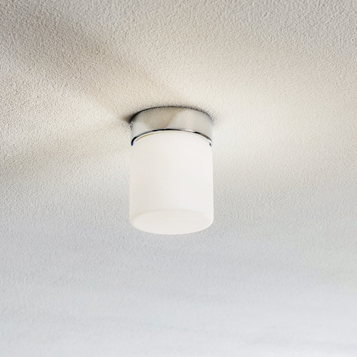 LED taklampe Keto sylinder krom opalglass Ø10 cm IP44 bakside