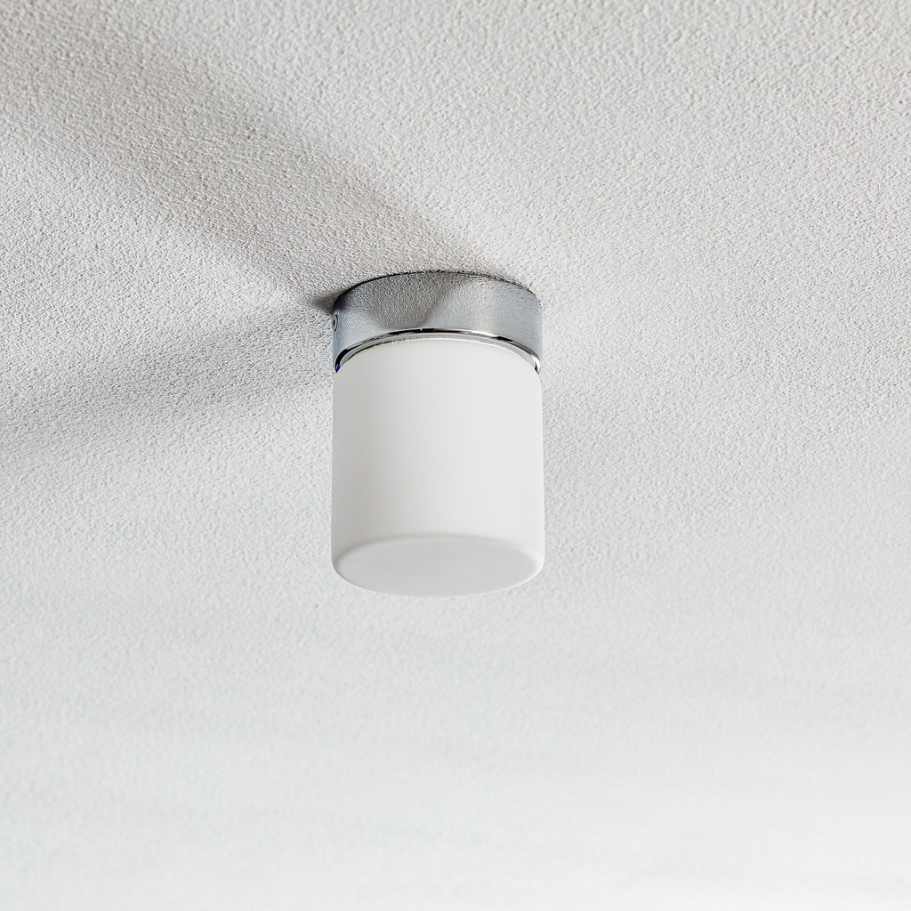 Detalj av LED taklampe Keto sylinder krom opalglass Ø10 cm IP44