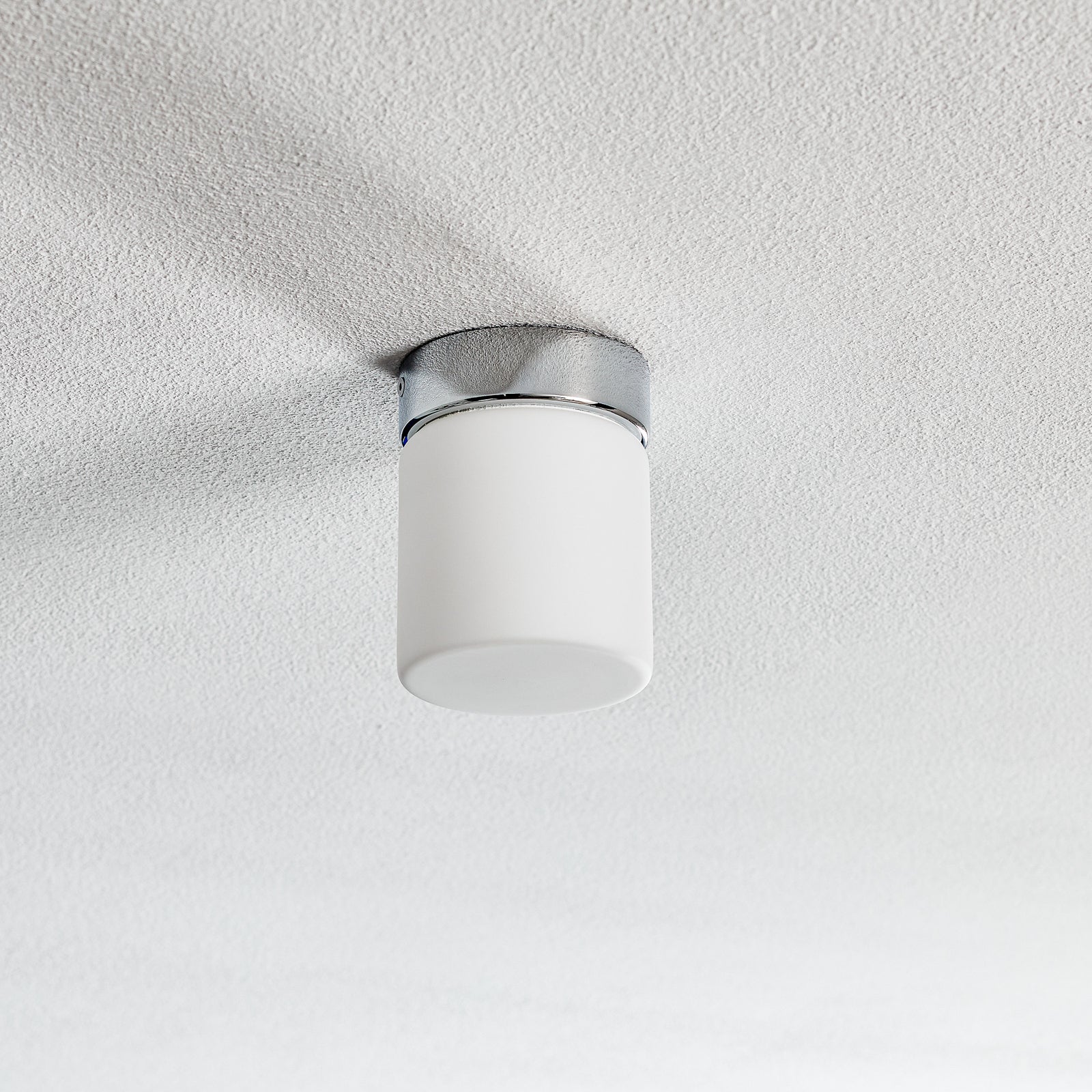 Detalj av LED taklampe Keto sylinder krom opalglass Ø10 cm IP44
