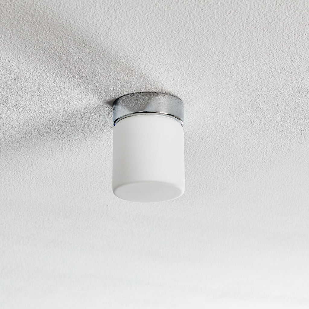 Detalj av LED taklampe Keto sylinder krom opalglass Ø10 cm IP44