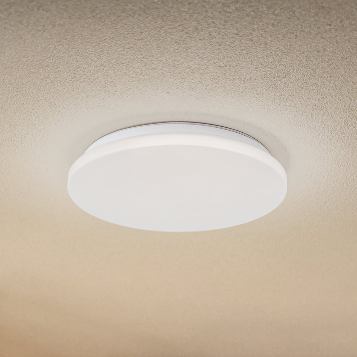 LED taklampe Kirkola med bevegelsessensor forfra