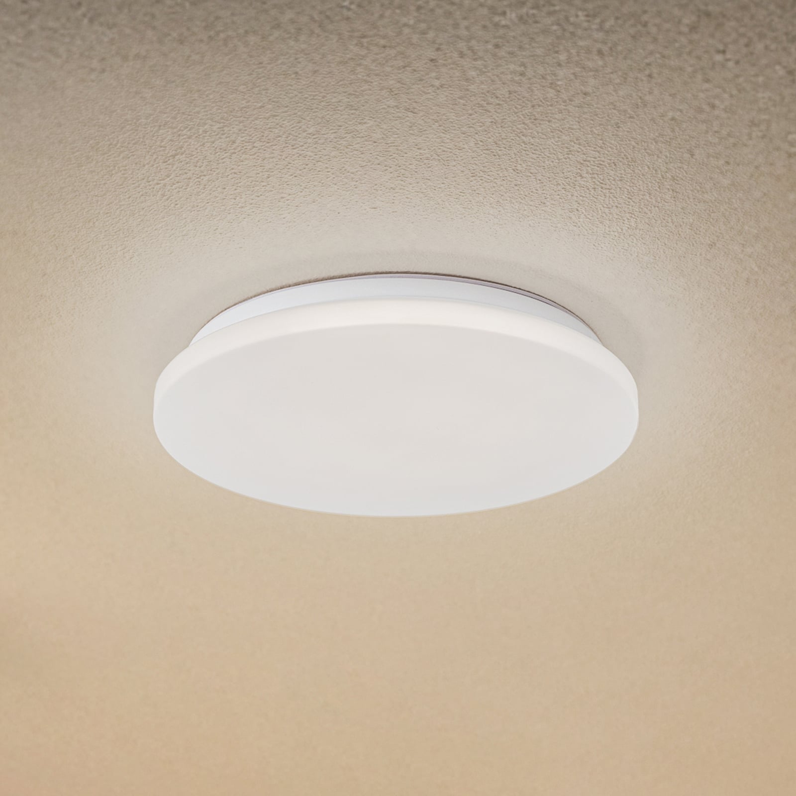 LED taklampe Kirkola med bevegelsessensor foran
