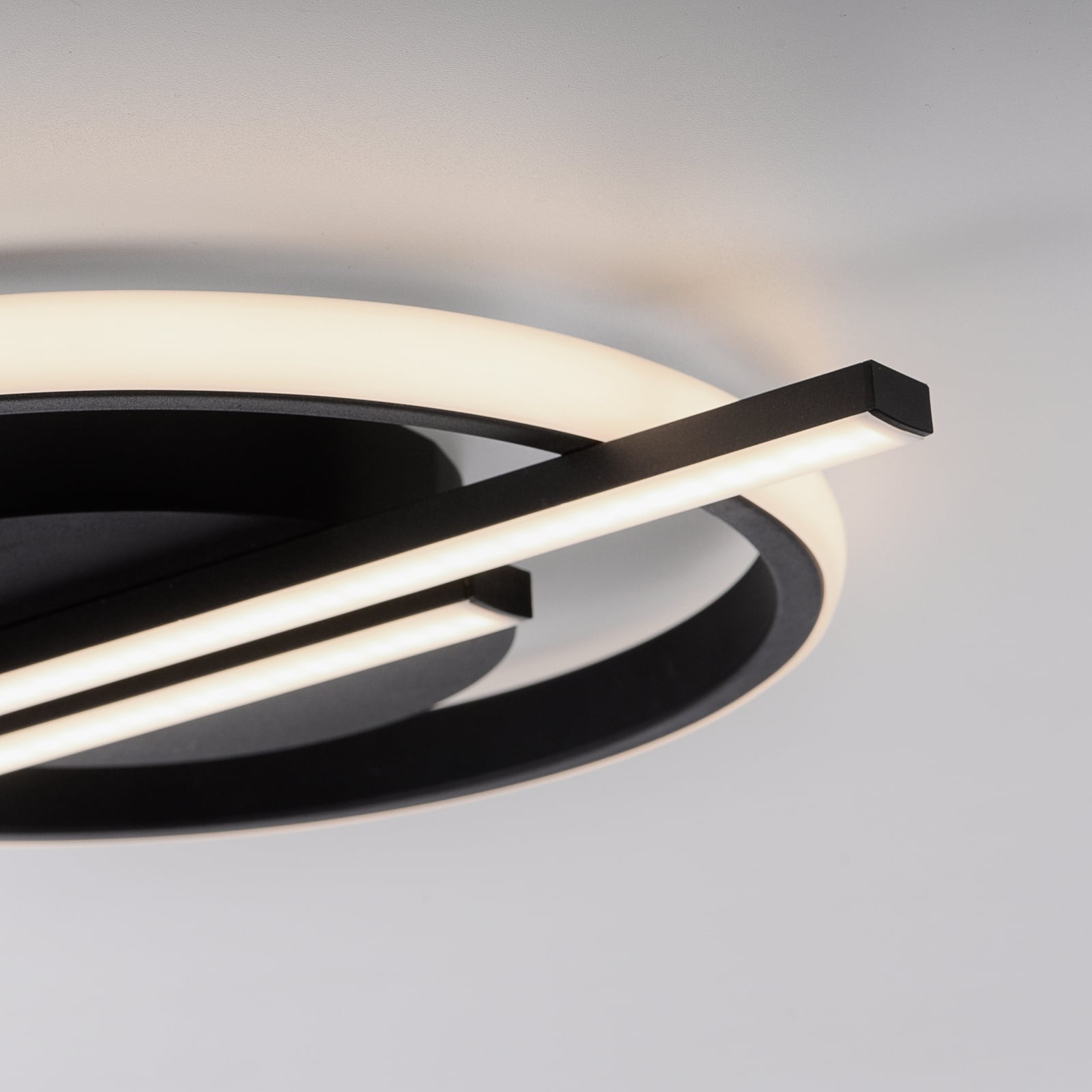 LED taklampe Korsa dimbar svart Ø31 cm nærbilde
