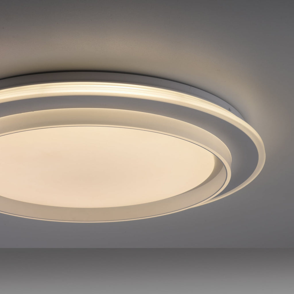 LED taklampe Lago CCT dimbar med lys på i rom