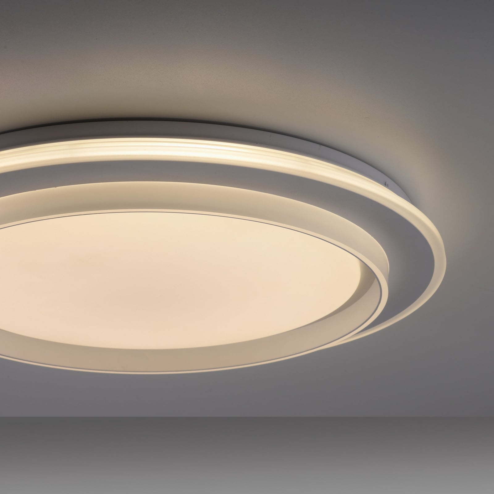 LED taklampe Lago CCT dimbar med lys på i rom