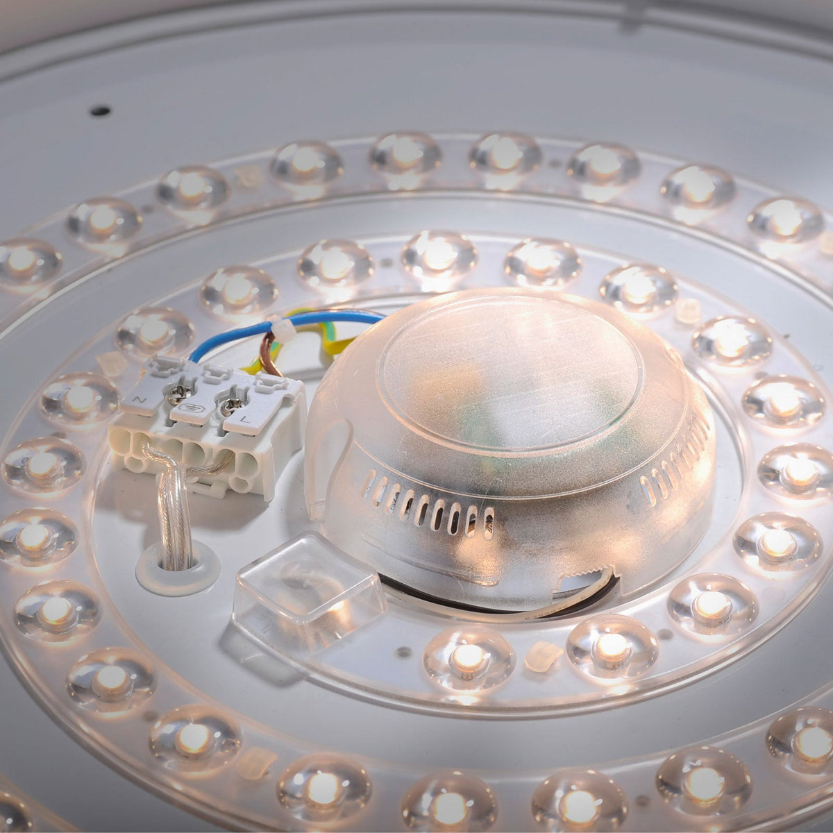 Nærbilde av bevegelsessensor på LED taklampe Lavinia Ø38,5 cm IP44