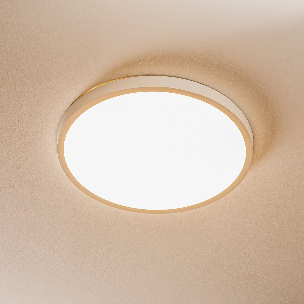 LED taklampe Lero dimbar rund opplyst i mørkt rom