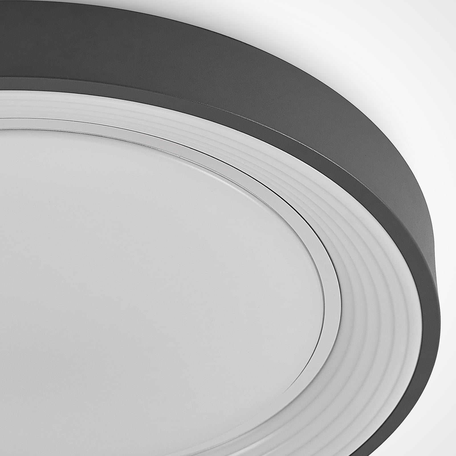 Nærbilde av fjernkontroll til LED taklampe Lindum RGB CCT dimbar