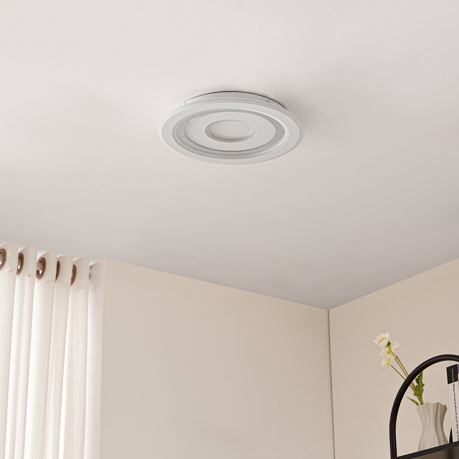 Detalj av LED taklampe Lorvik dimbar CCT hvit Ø40 cm 30W
