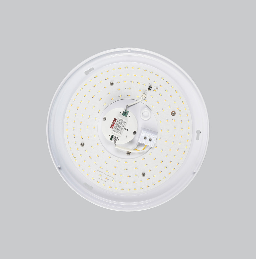 LED taklampe LUNA med bevegelsessensor hvit montert i rom