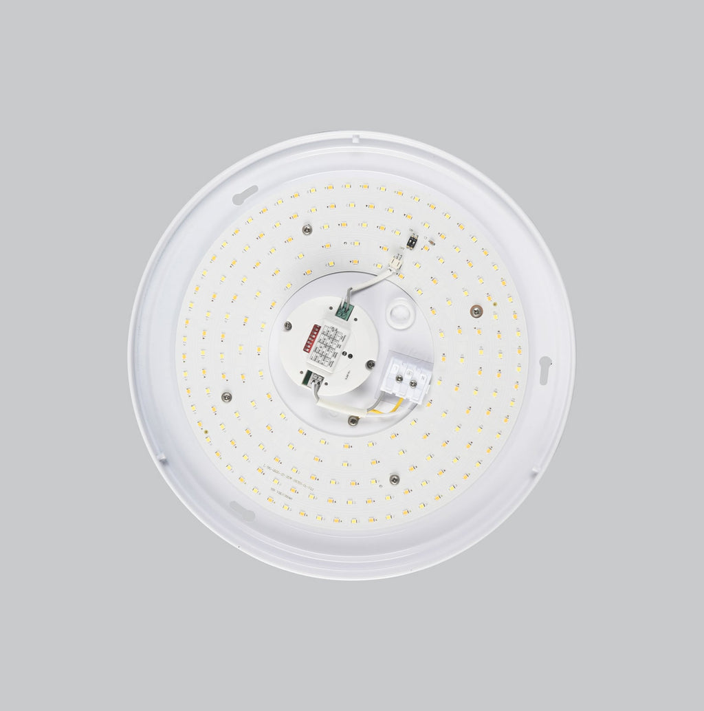 LED taklampe LUNA med bevegelsessensor hvit montert i rom
