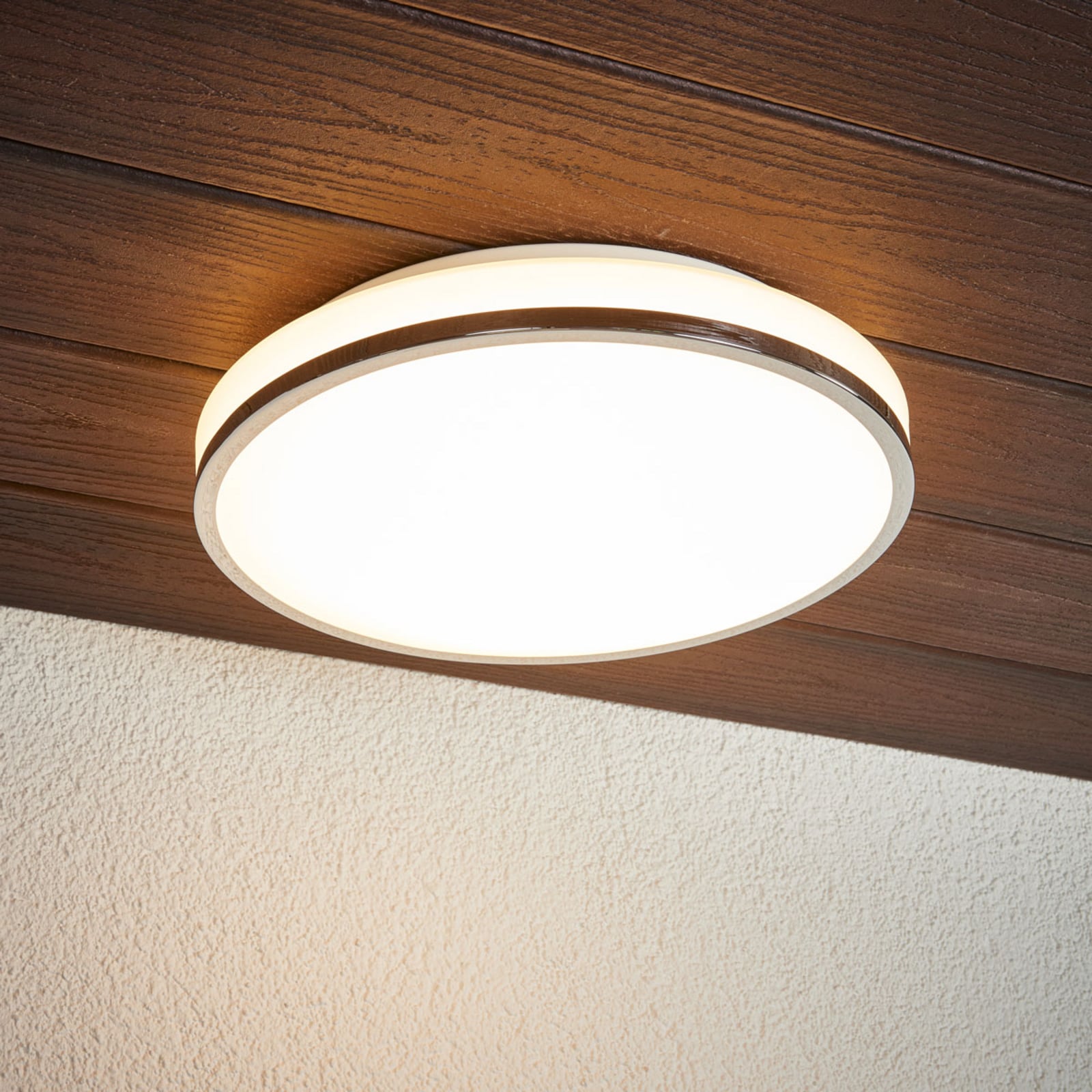 Detalj av LED taklampe Lyss glass krom kromramme