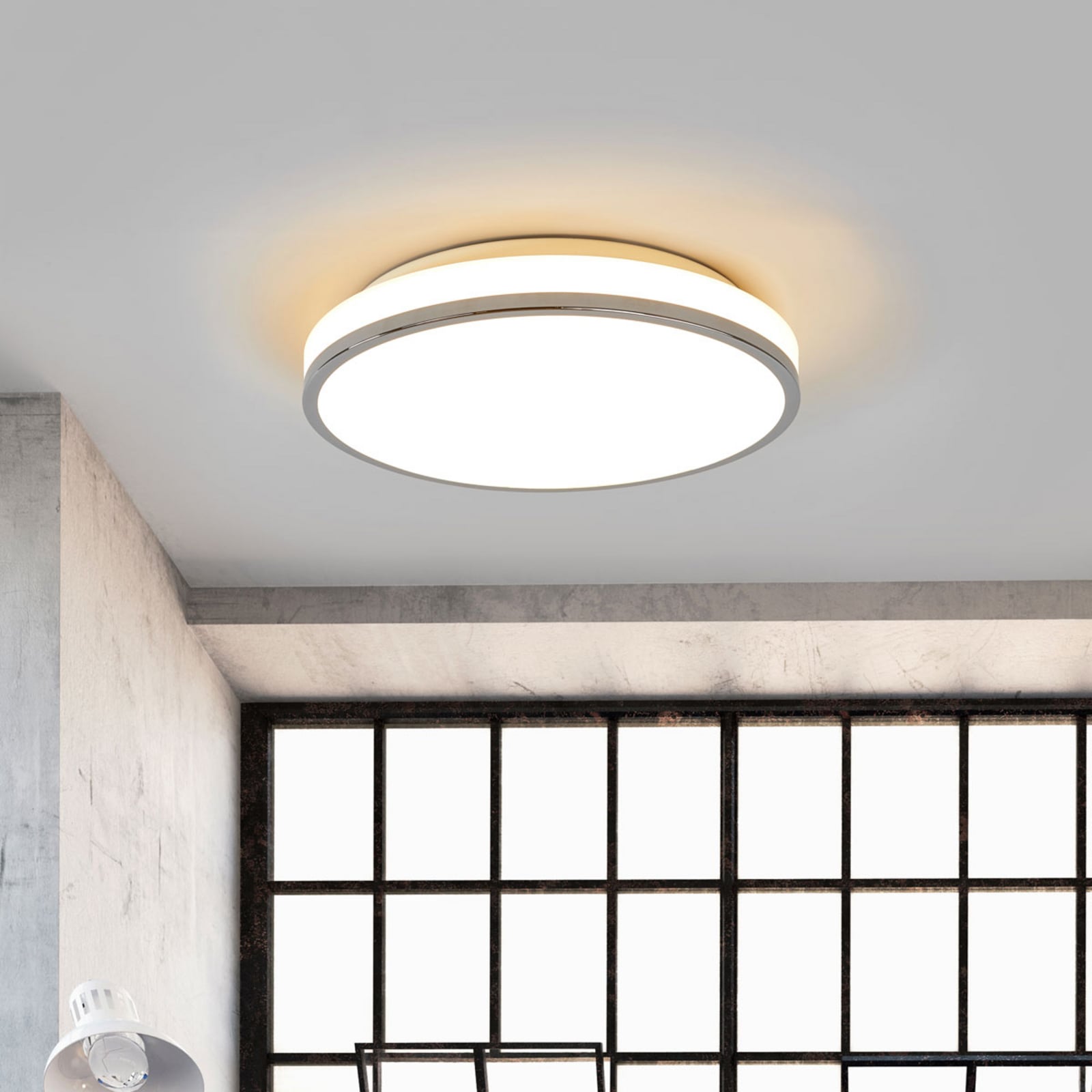LED taklampe Lyss glass krom montert i baderom