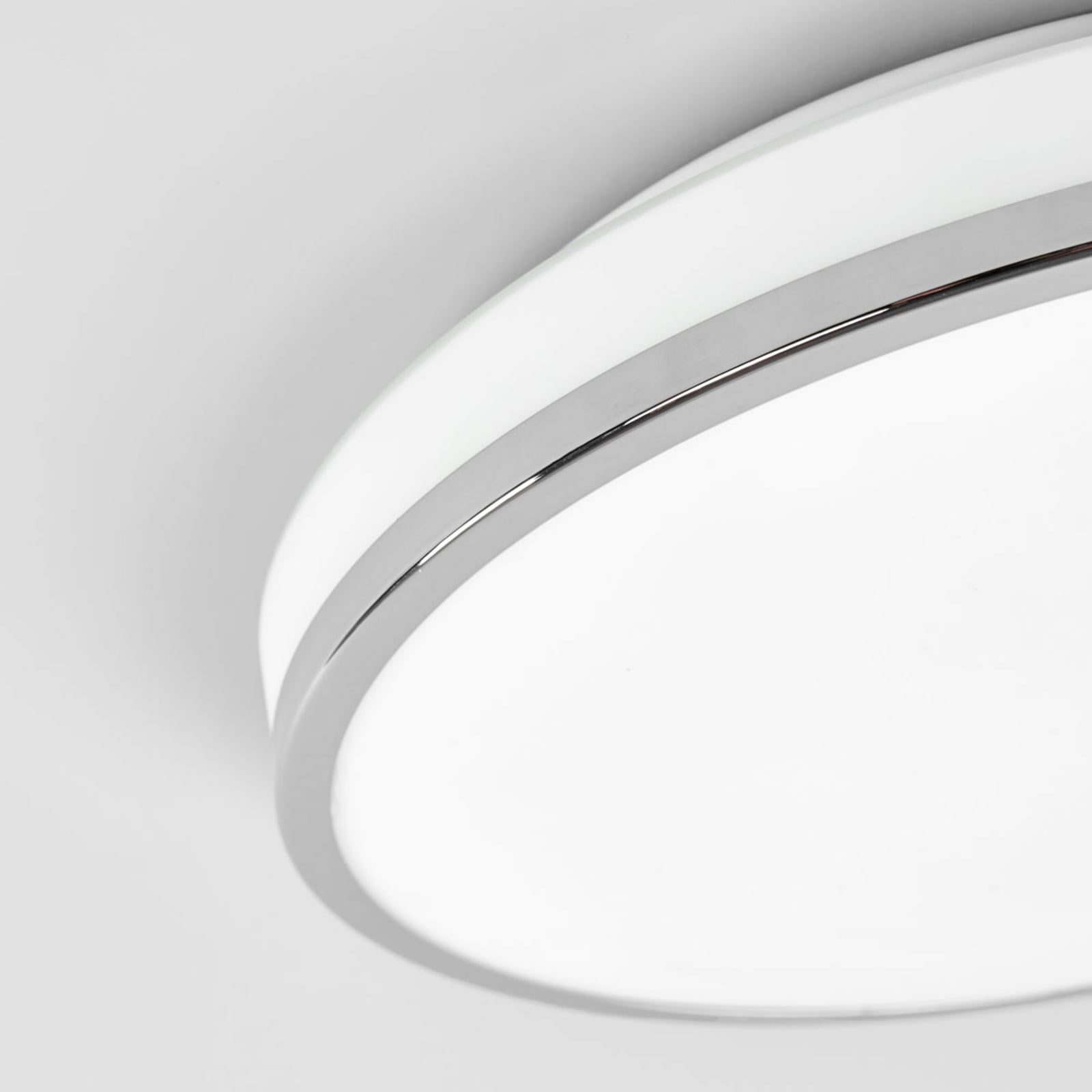 LED taklampe Lyss glass krom lyser opp baderom