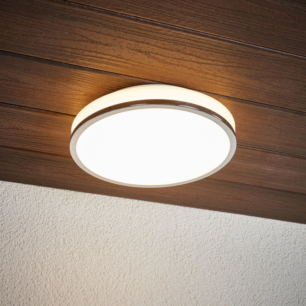 LED-taklampe Lyss krom og glass Ø28 cm IP44 detalj av kromramme