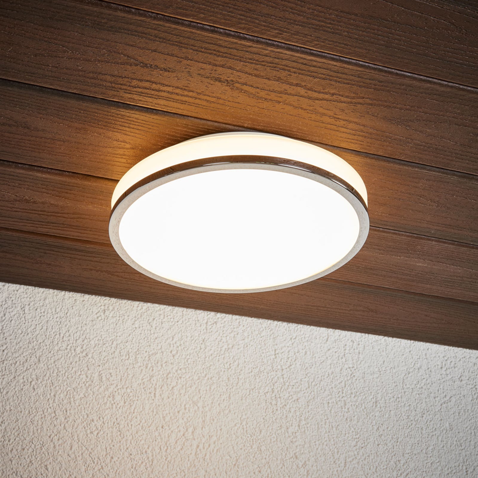 LED-taklampe Lyss krom og glass Ø28 cm IP44 detalj av kromramme