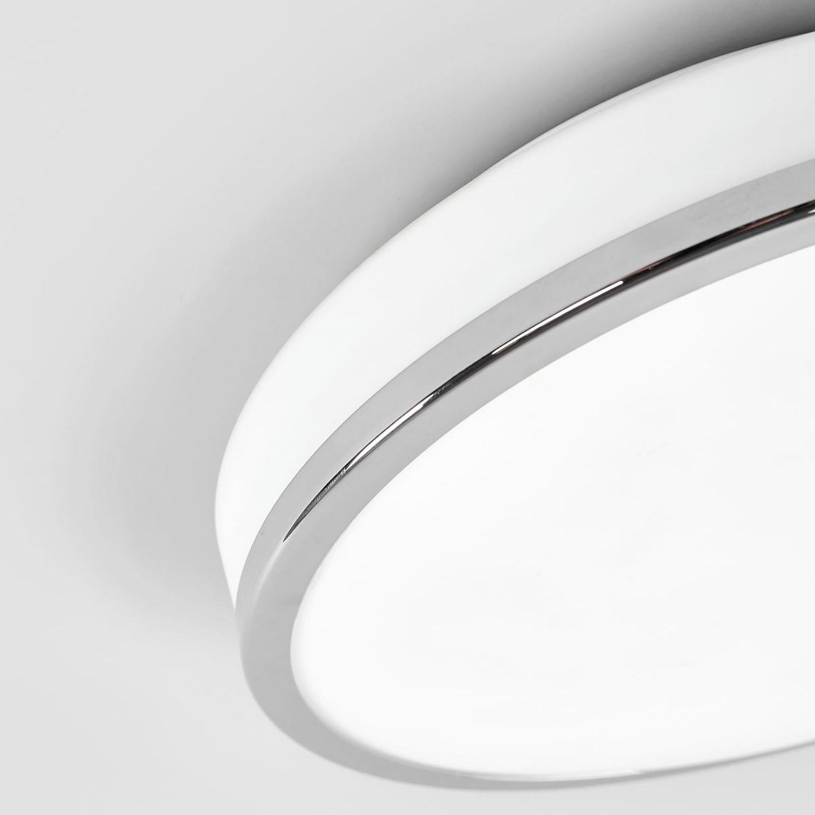 LED-taklampe Lyss krom og glass Ø28 cm IP44 sideprofil