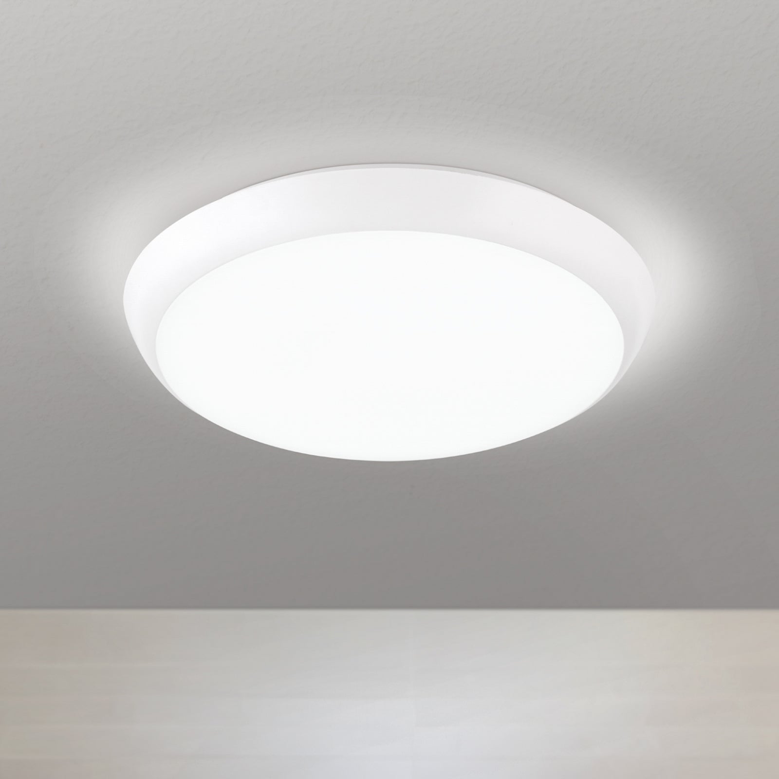 Detalj av LED taklampe Maggy Ø25 cm hvit CCT IP65 med dekorringer