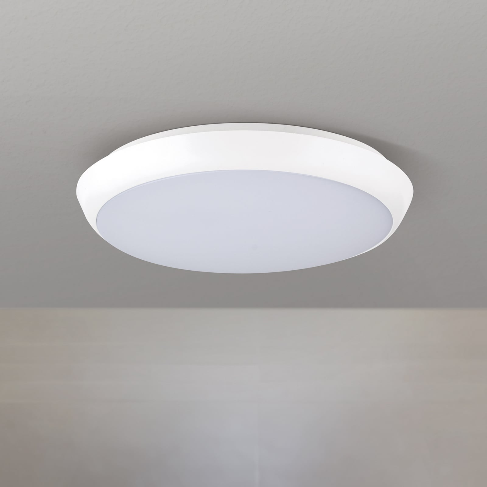 LED taklampe Maggy Ø25 cm hvit CCT IP65 montert i rom