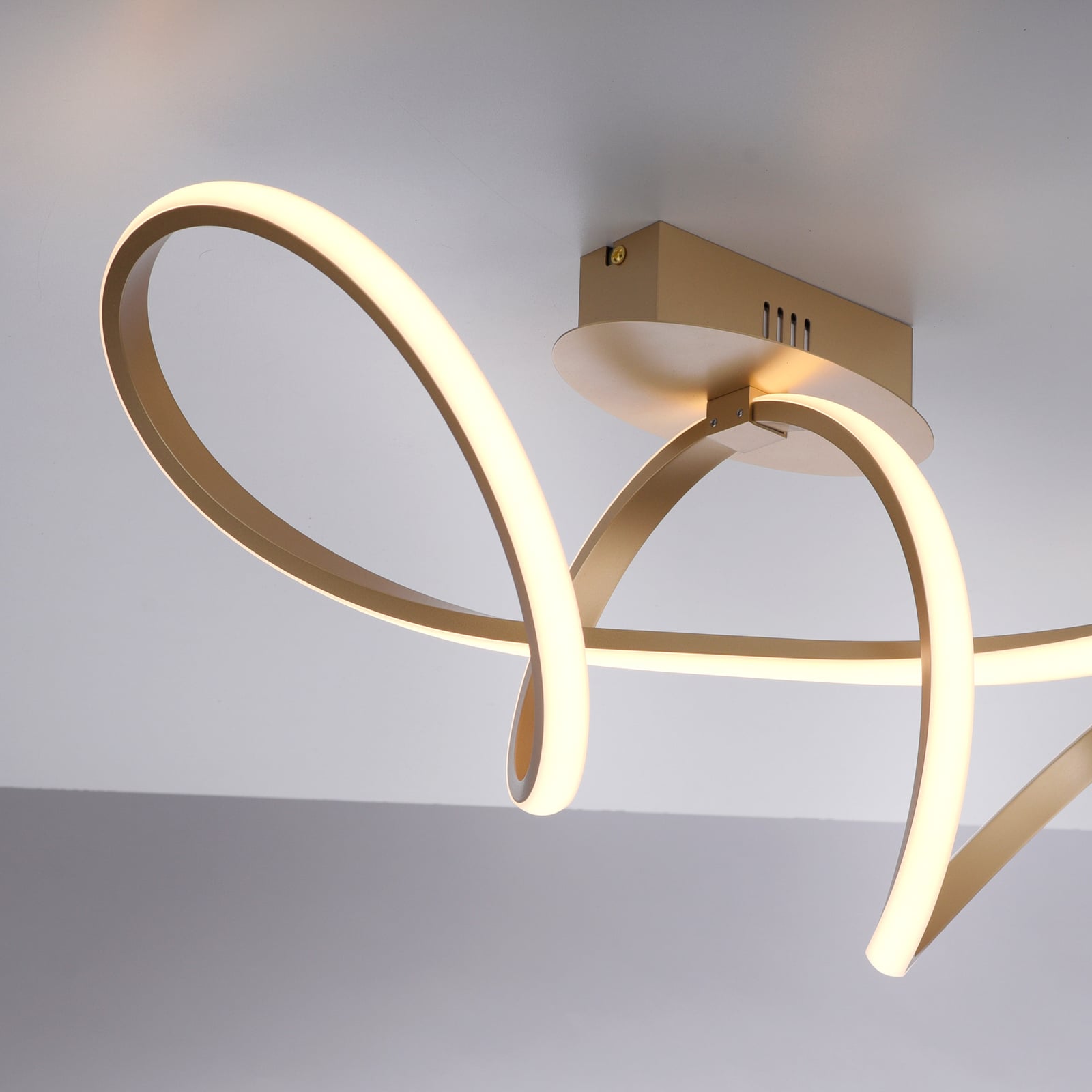 LED taklampe Maria dimbar messing aluminium 61 cm nærbilde av lys