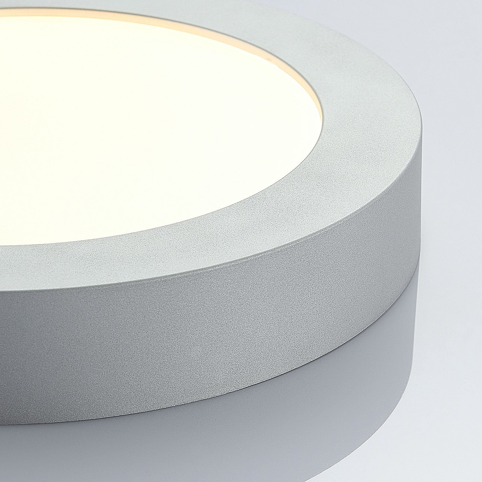LED taklampe Marlo rund sølv/hvit Ø25,2 cm lys i mørkt rom