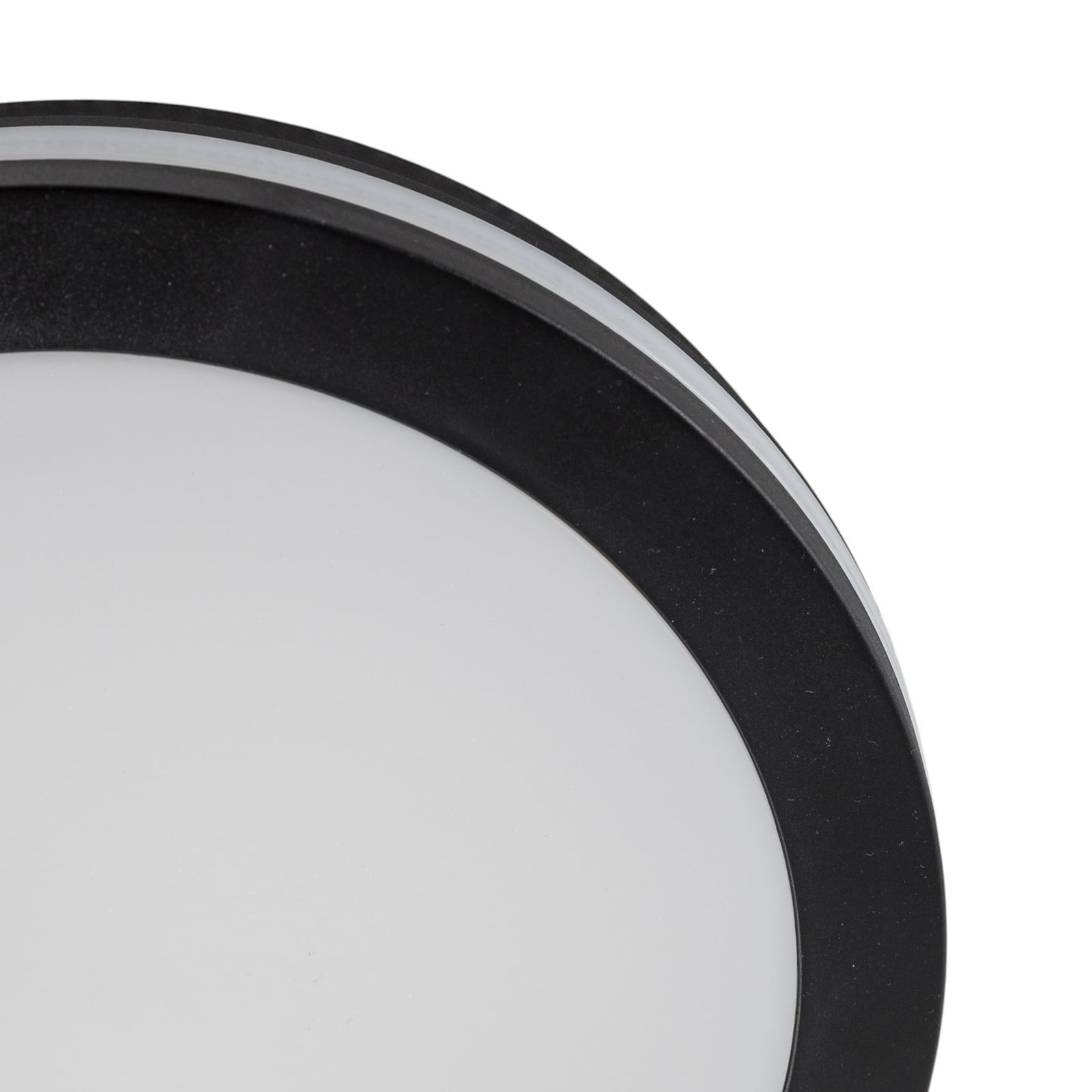 LED taklampe Marlon svart plast nærbilde av LED-lyskilde