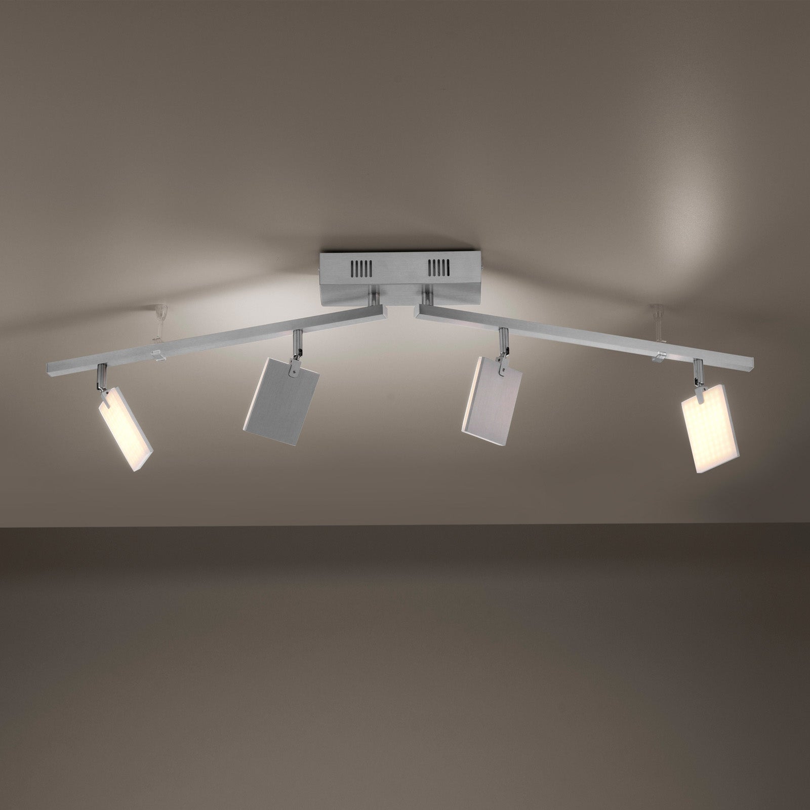LED taklampe Mira 4-lys CCT dimbar med fjernkontroll 101 cm montert i stue
