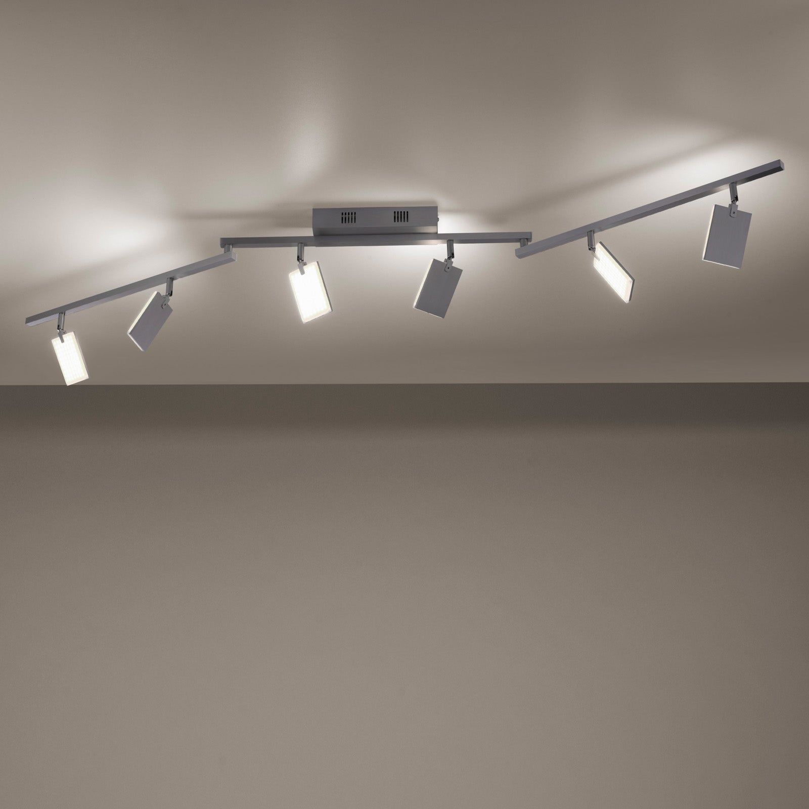 Montert LED taklampe Mira 6-lys dimbar CCT fjernkontroll aluminium i rom