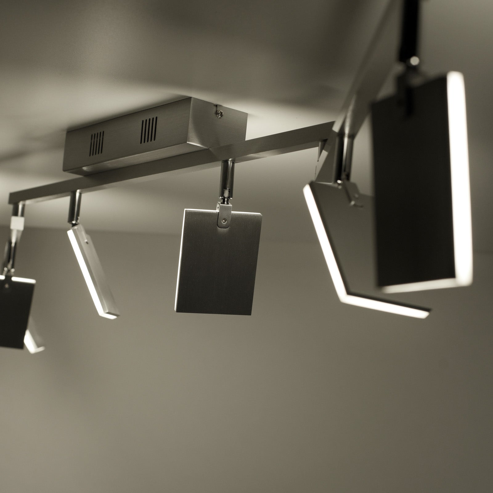 LED taklampe Mira 6-lys dimbar CCT fjernkontroll aluminium i moderne interiør