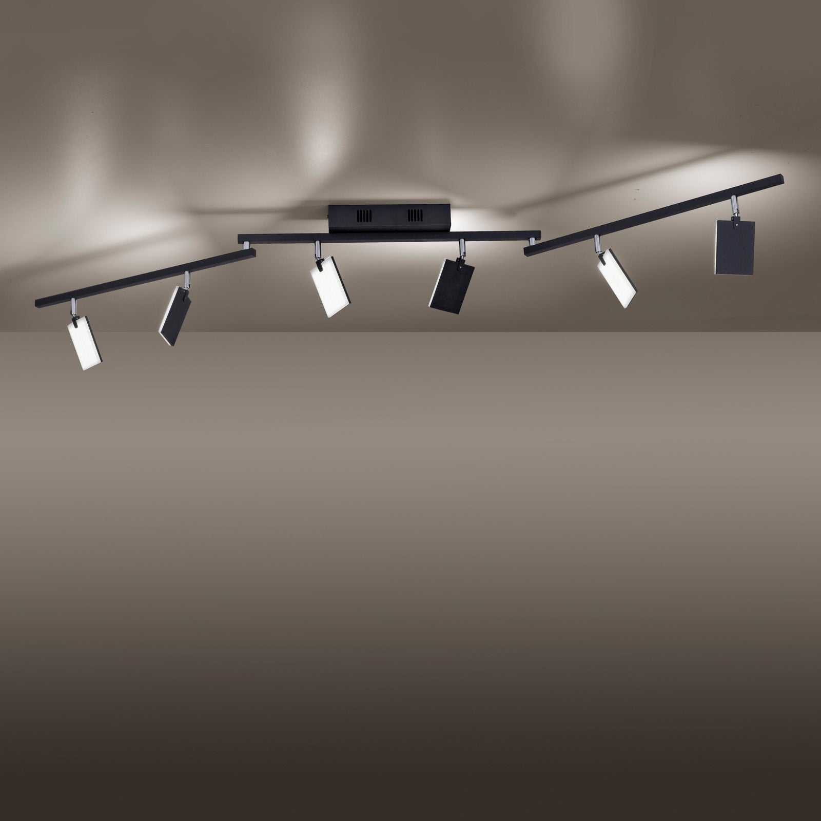 Montert LED taklampe Mira 6-lys dimbar CCT fjernkontroll svart i rom