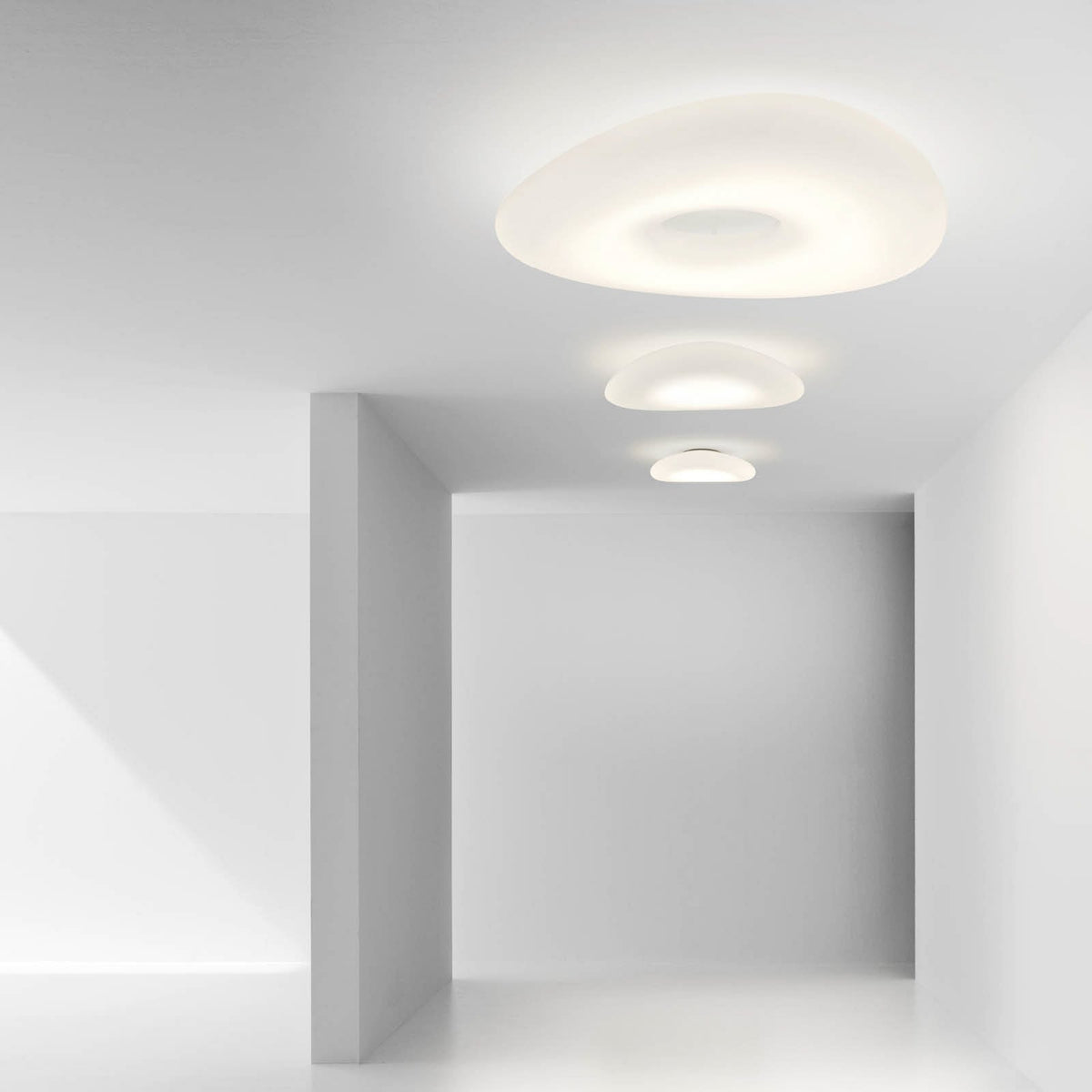 Nærbilde av LED taklampe Mr. Magoo dimbar Ø76 cm hvit