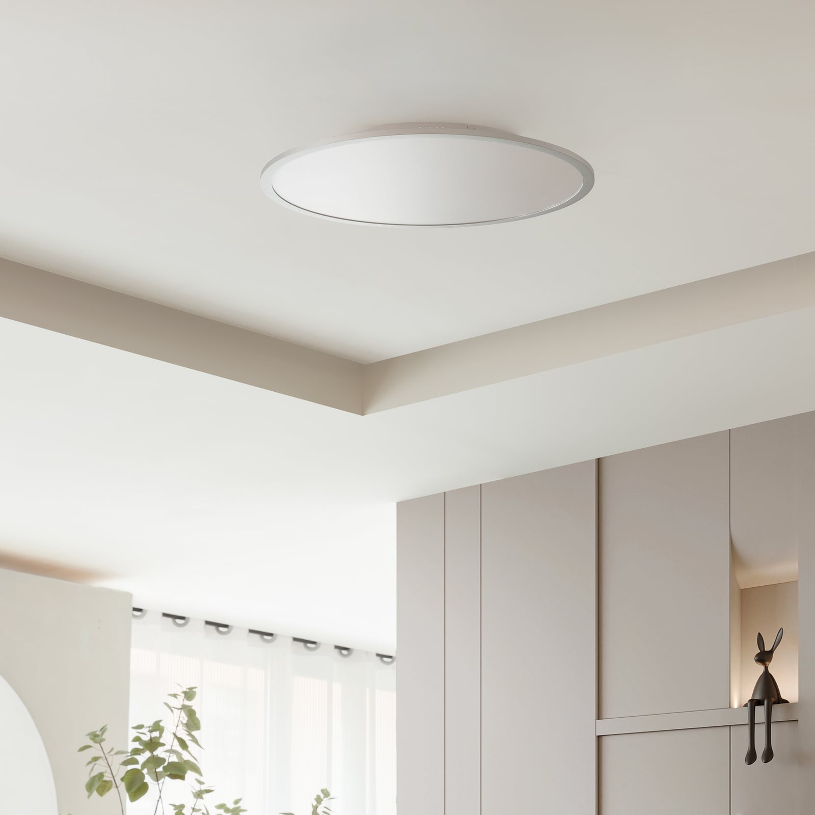 LED taklampe Narima CCT dimbar sølv Ø60 cm montert i rom