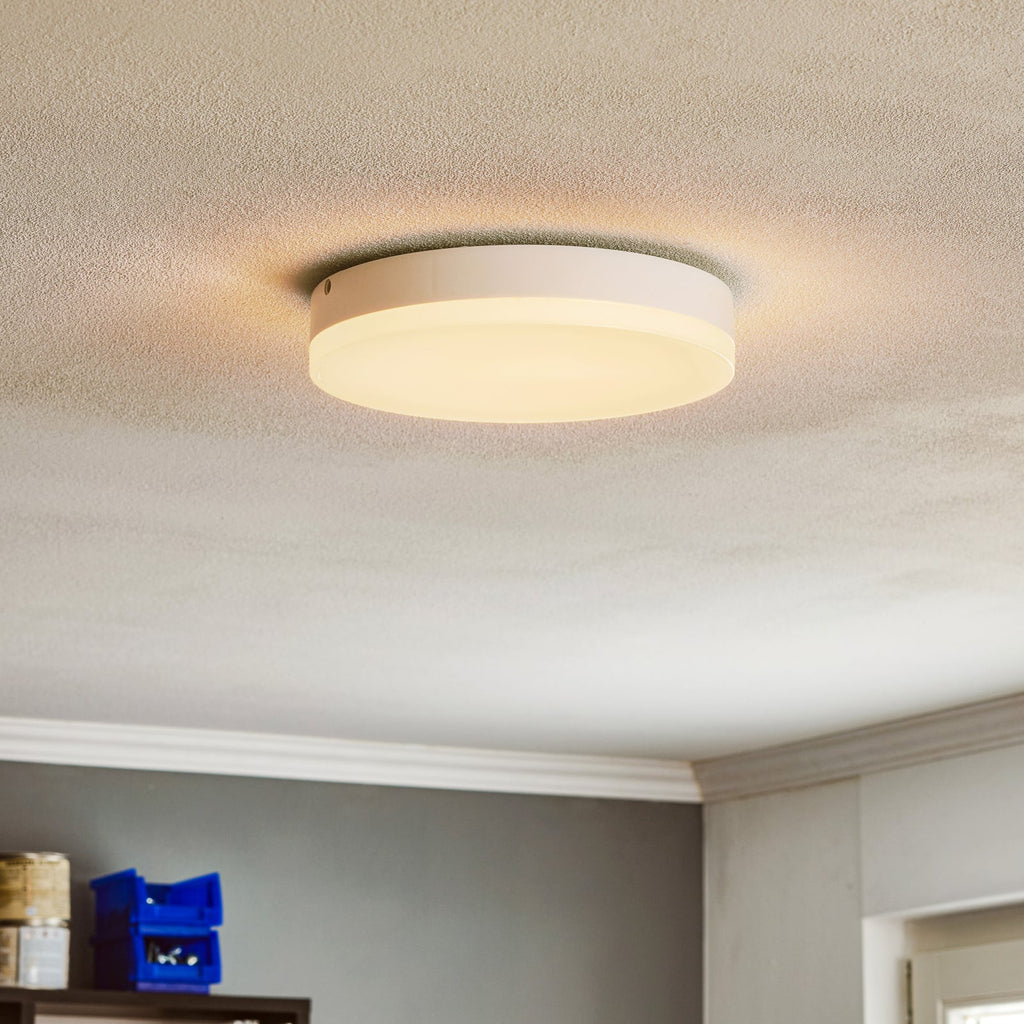 LED taklampe Naxo rund hvit Ø28 cm 24W varmhvit IP44 i bruk