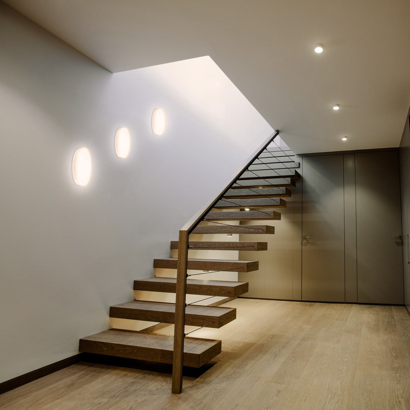 Nærbilde av bevegelsessensor på LED taklampe Naxo Sensor Gen. 2
