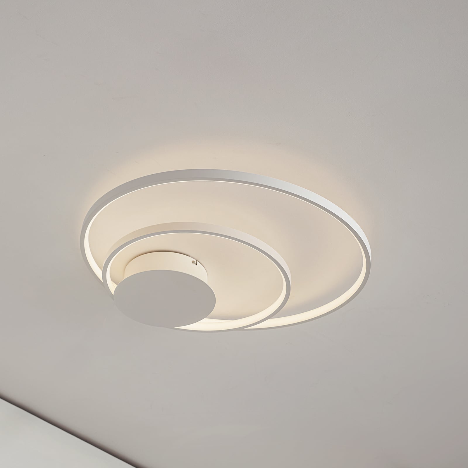 LED taklampe Nerwin dimbar hvit aluminium front