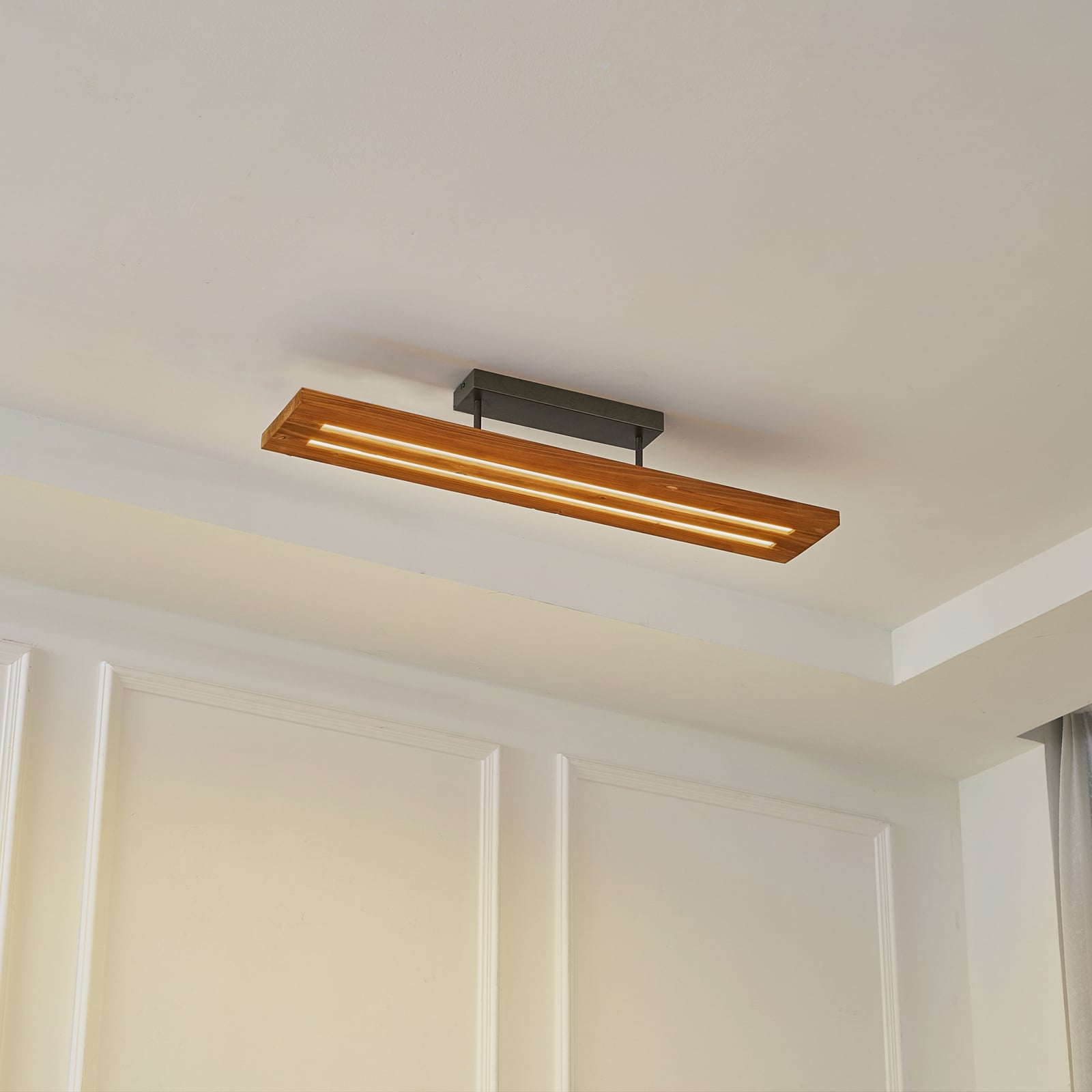 LED taklampe Nesaja dimbar furu/svart 98 cm bakside