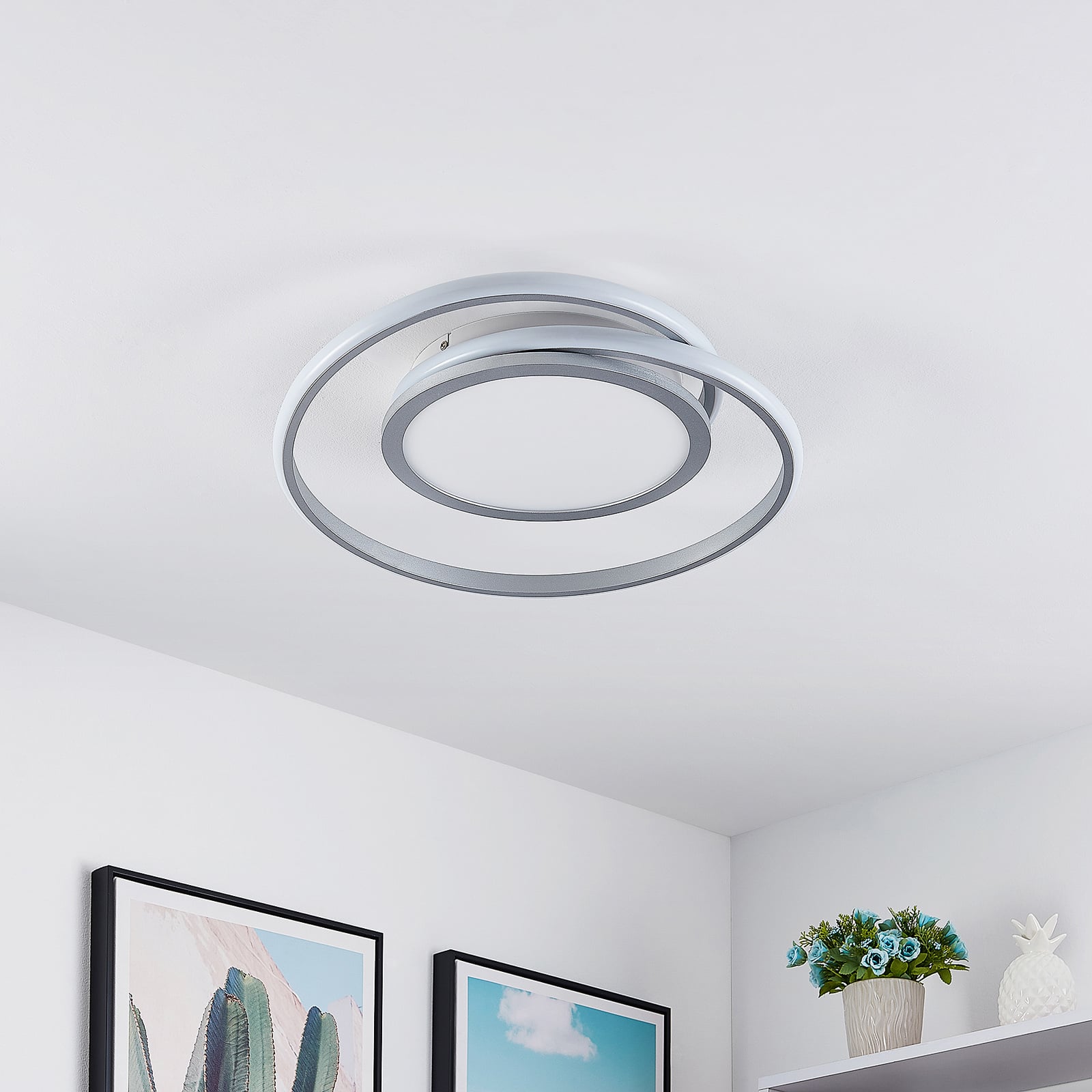 LED taklampe Noud dimbar sølv aluminium montert i rom