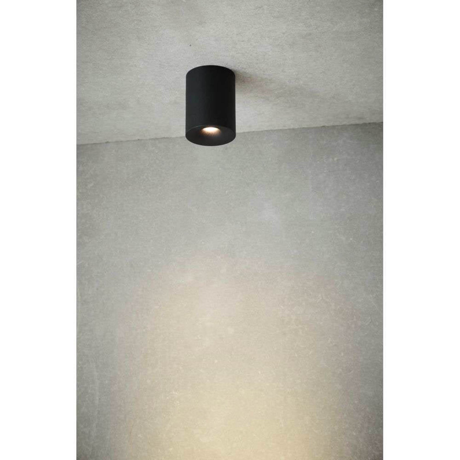 Detalj av LED taklampe Nyx dimbar svart aluminium Ø8 cm