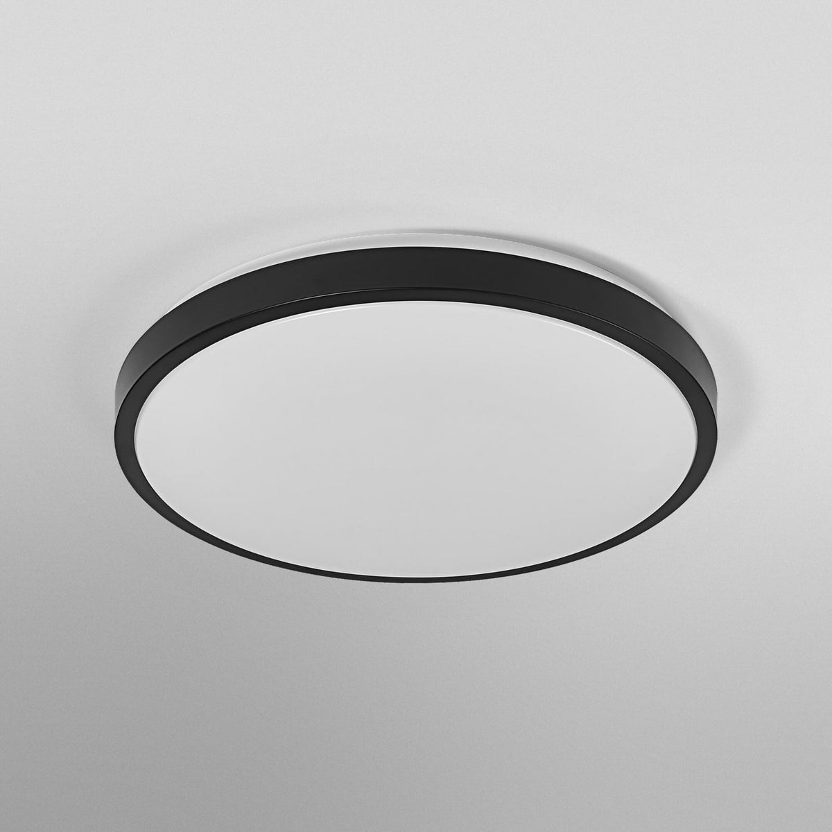 LED taklampe ORBIS LONDON svart metall Ø40 cm montert i rom