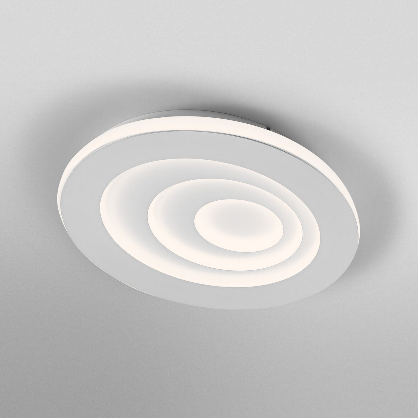 LED taklampe ORBIS SPIRAL oval hvit montert i rom