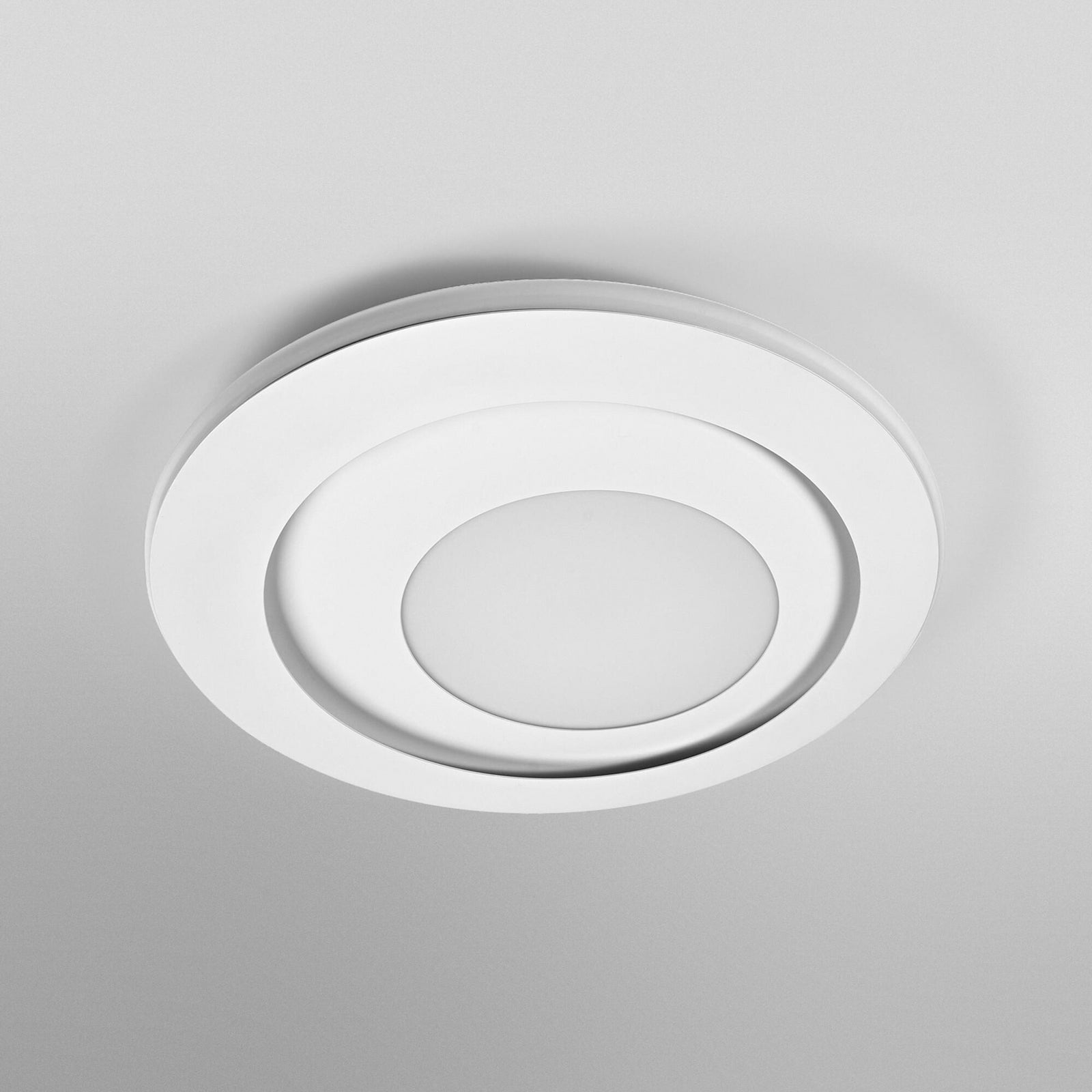 Detalj av LED taklampe ORBIS SPIRAL ROUND Ø40 cm hvit