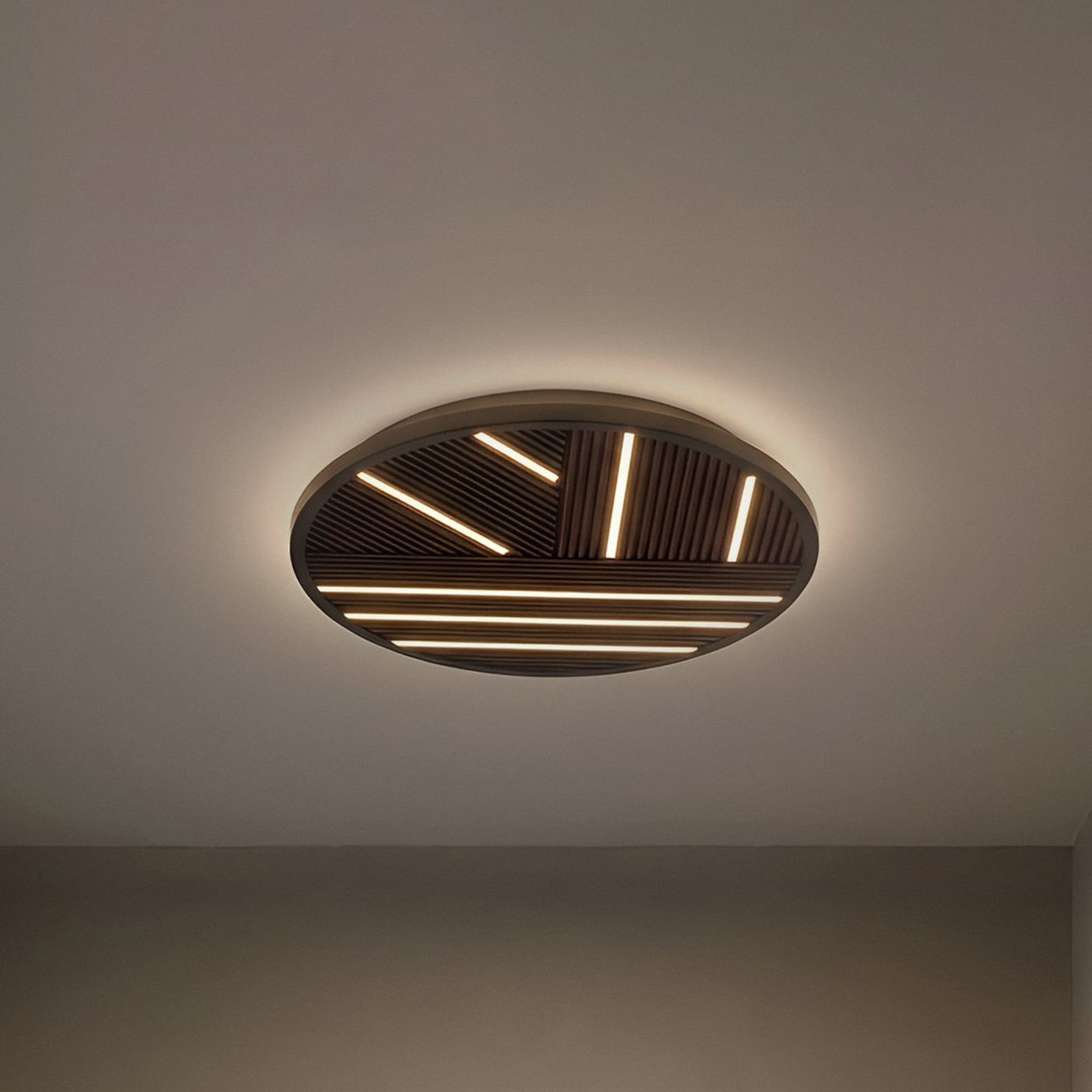 LED taklampe Orven tre og metall dimbar sett forfra