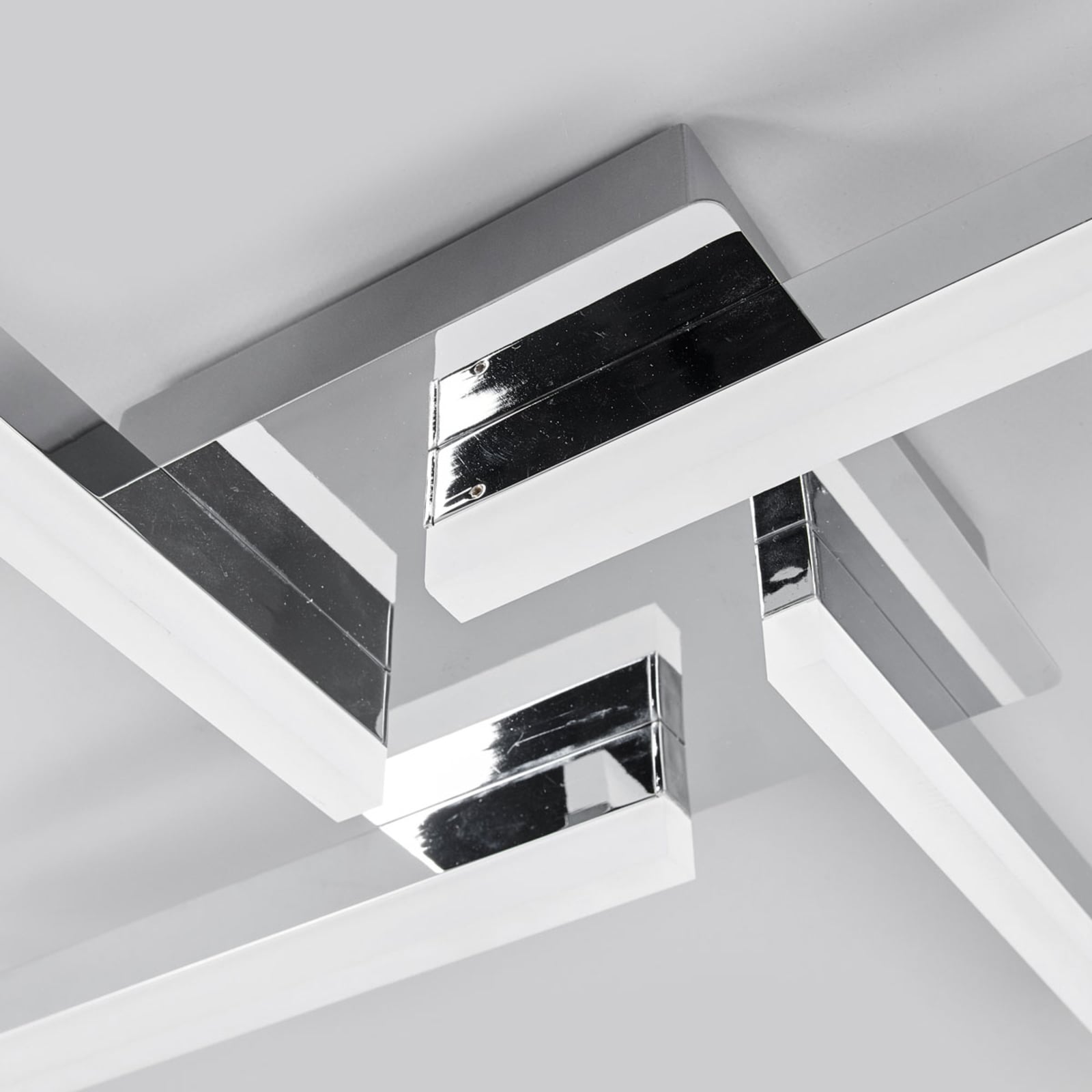 LED taklampe Patrik 4-lys krom IP44 59 cm med lys på